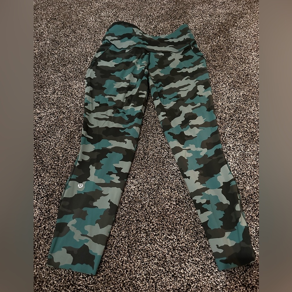 Lululemon cropped leggings camo